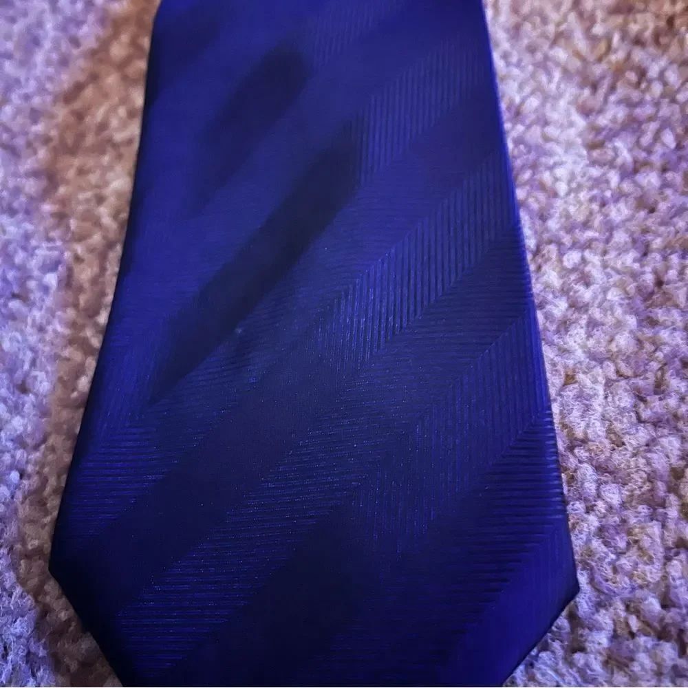 Basic Editions tie  - Picture 4 of 6